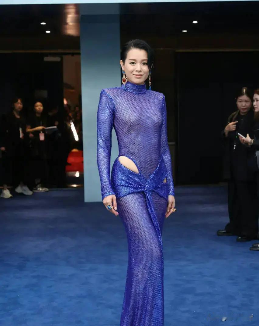 你真没想到网友这样夸她：护夫，爽。胡杏儿直面老公夜店风波，纯属误会，夫妻感情未变