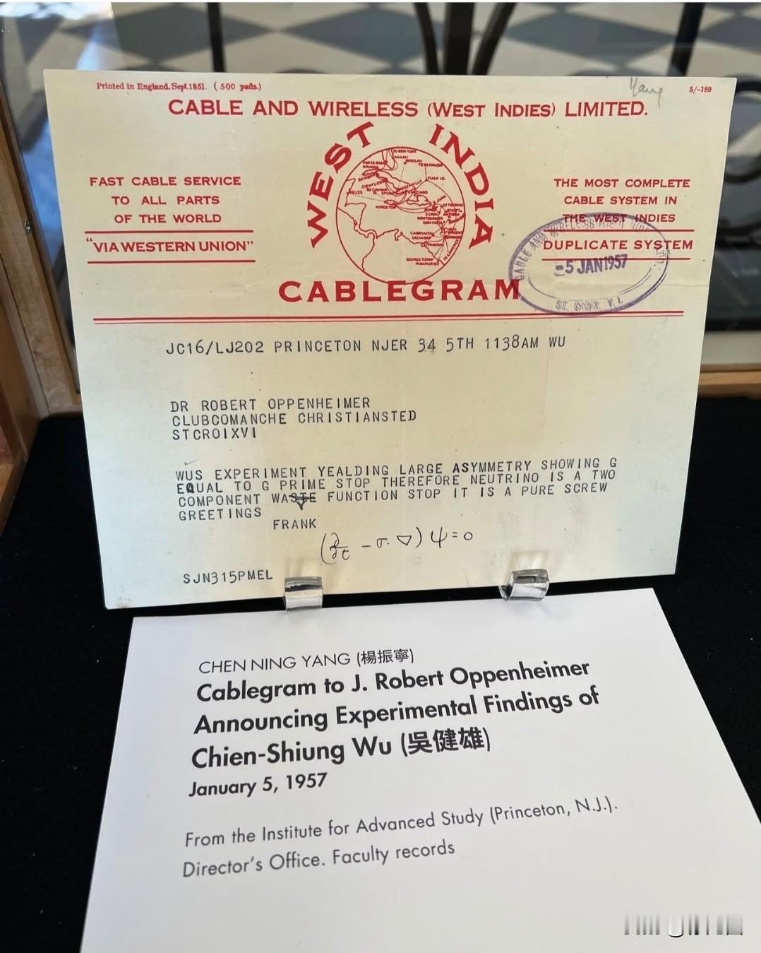 杨振宁曾给“原子弹之父”奥本海默发过一封电报。彼时,奥本海默担任普林斯顿高等研究