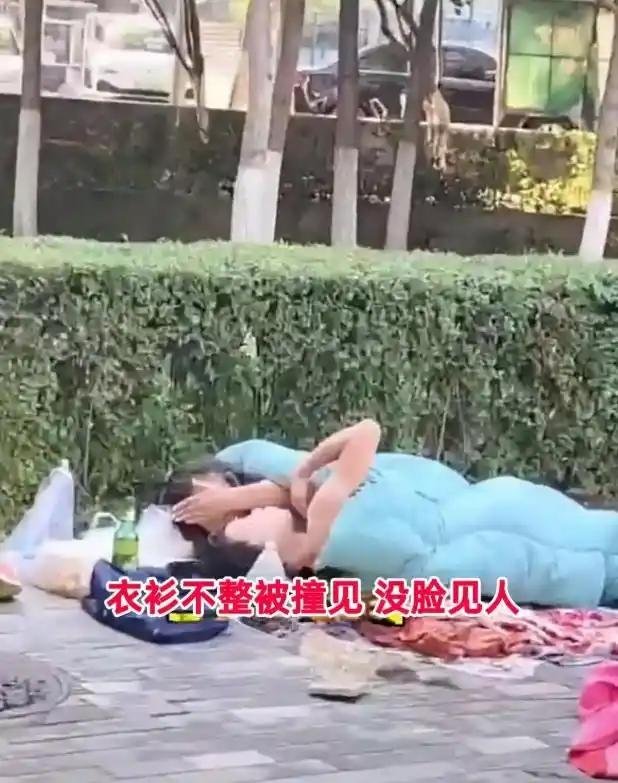 小情侣没车没房直接睡公园，真病的不轻
