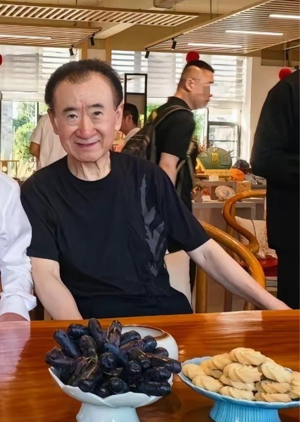 72岁王健林现身云南大理茶庄品茶，瘦得让人担忧的站立不稳，但精神状态还可以。