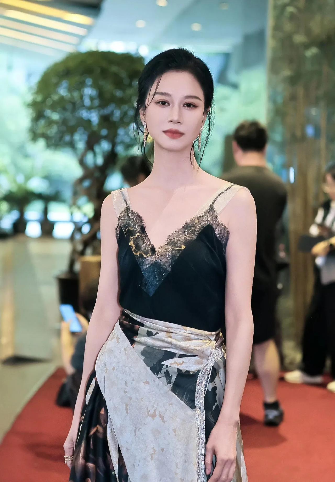 倪虹洁这套穿搭太懂女人味黑蕾丝吊带温柔妩媚，拼色半裙设计感十足不浮夸却自带高