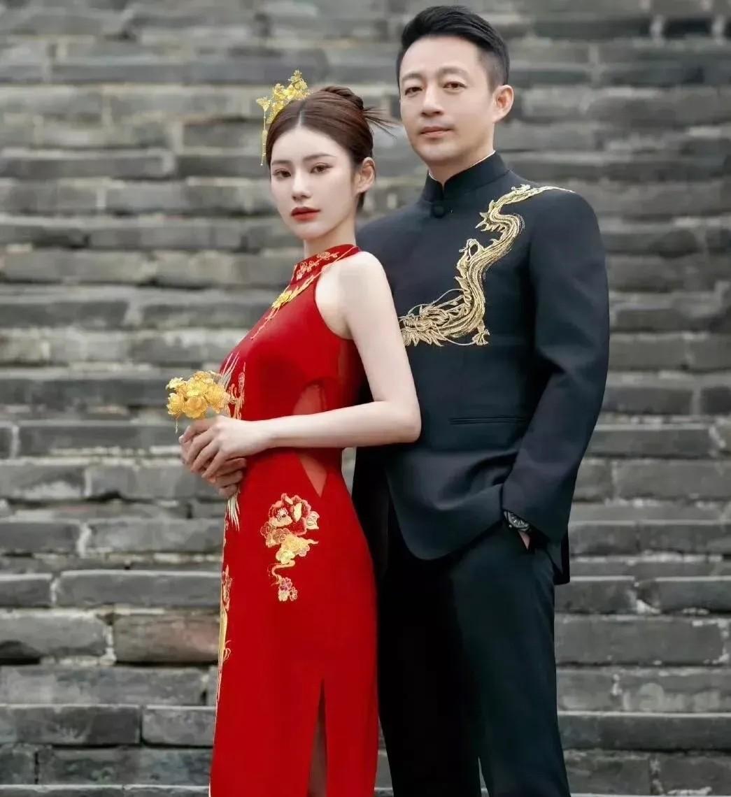 不管怎么说，具头婚娶大S连场婚礼都没有，只纹了个戒指！不管怎么说，汪二婚娶小梅