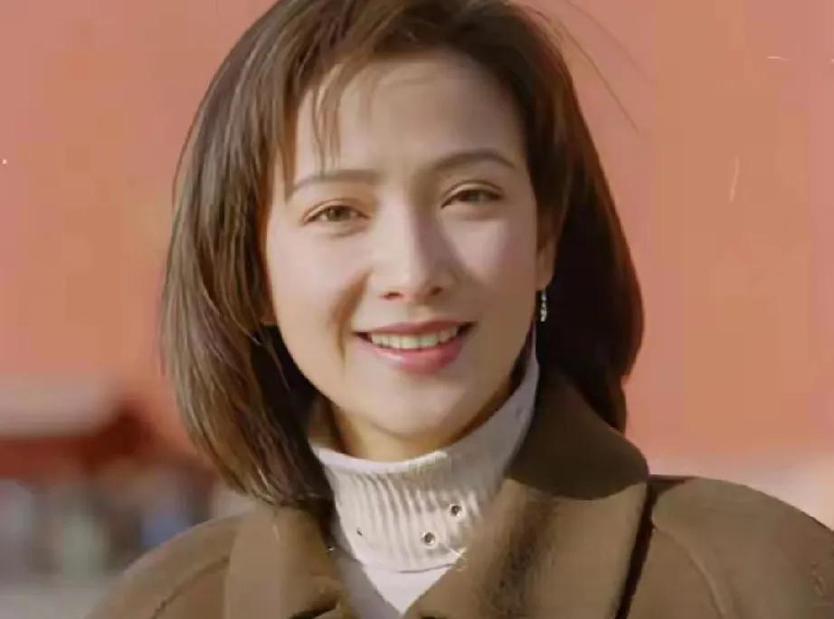 何晴，这位演遍四大名著的“古典美人”，人生如戏却满是波折。她曾是琼瑶钦点的首位大