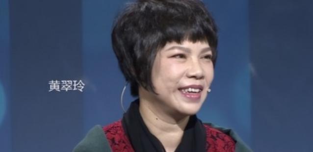 2003年，广州一保姆在打扫沙发时，突然在沙发缝里摸到一个硬物，她使劲掏了一下，