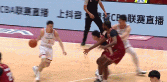 徐昕不打让王哲林霍霍篮下，广州队上半场不落下分，外教真的几乎封神广州队开局1