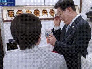 全世界都看傻了！日本首相当着全世界记者的面，直接从韩国总统脸上抢眼镜戴！5月19