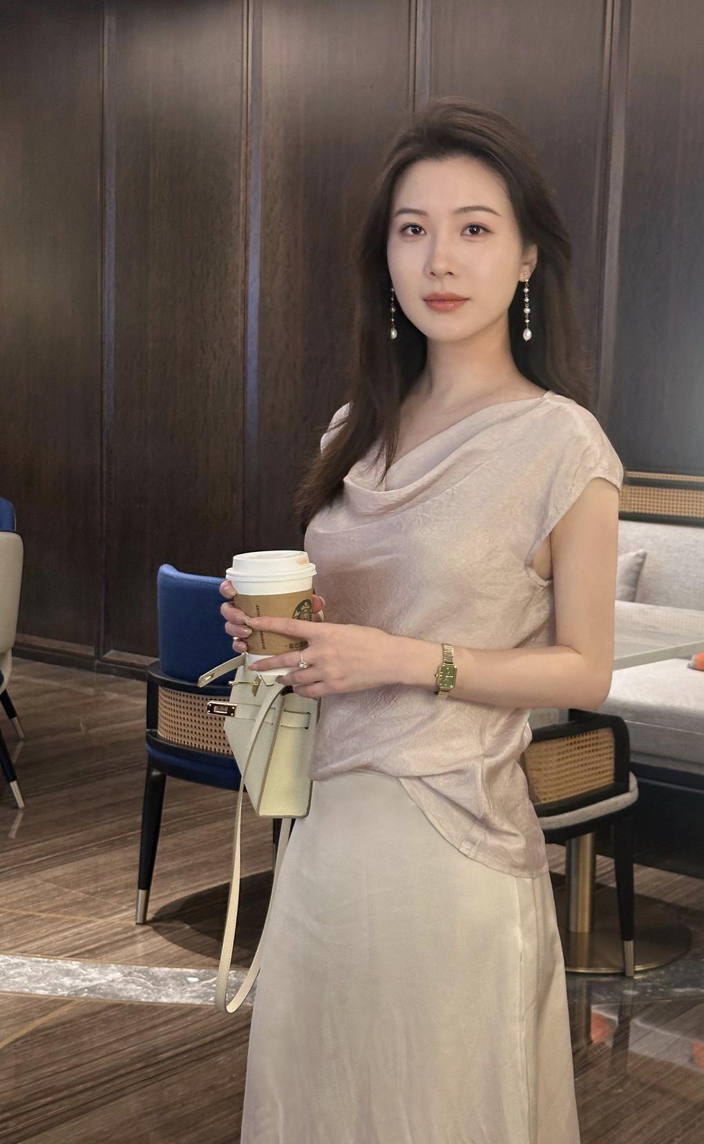 怀揣梦想，脚踏实地，在逐梦路上坚定前行，书写属于自己的传奇。