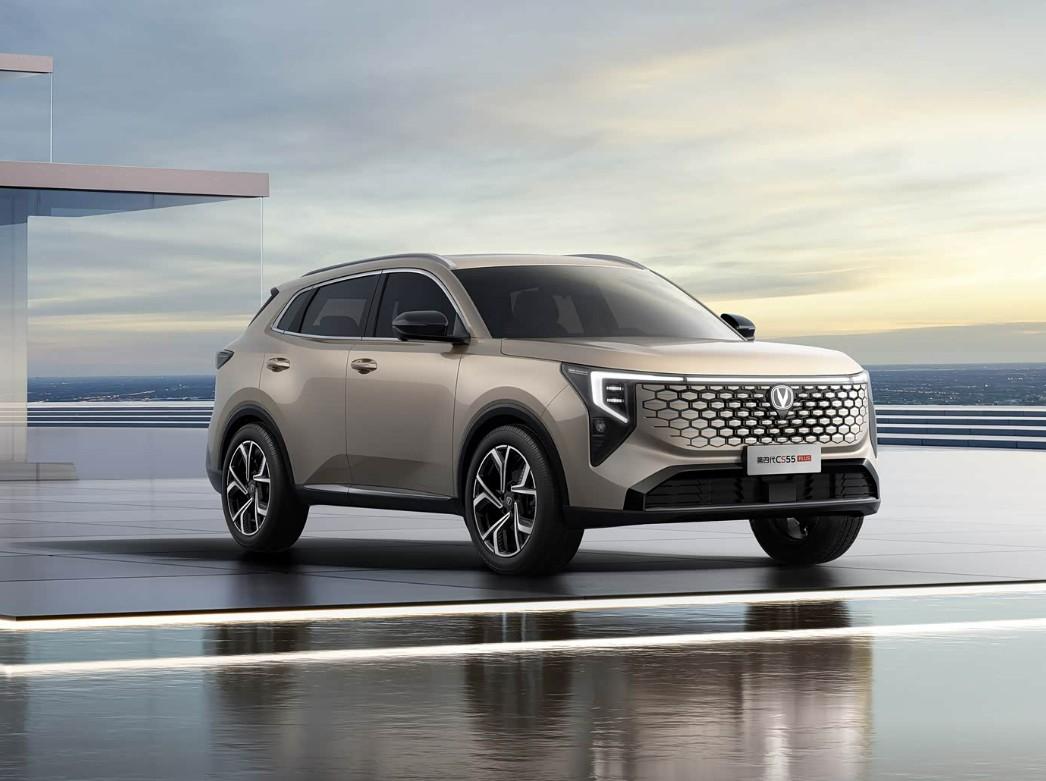 CS55系列，夹在CS75和CS35PLUS中间，恰好的尺寸，协调的车身，动力，