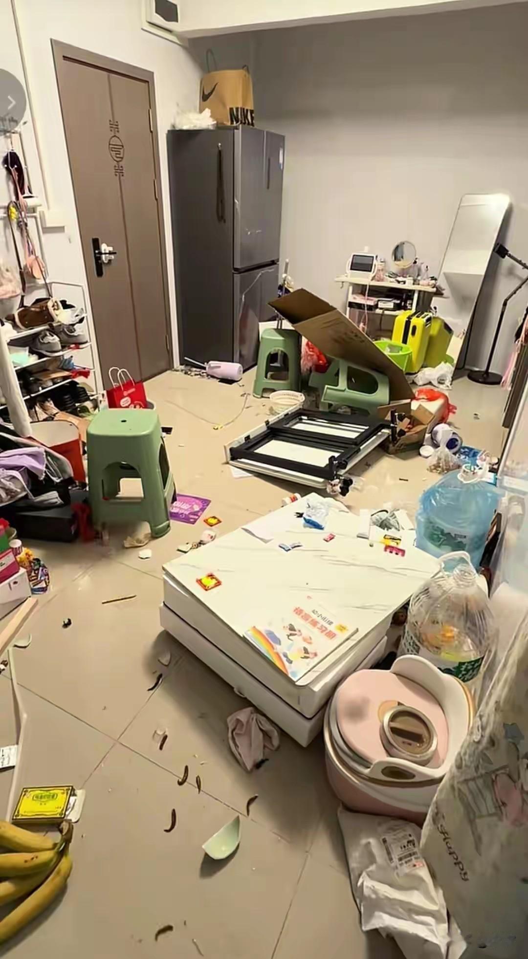 妻子买了个洗碗机，丈夫回家就把家给砸，不是1519元的洗碗机太贵了而是他看清了妻