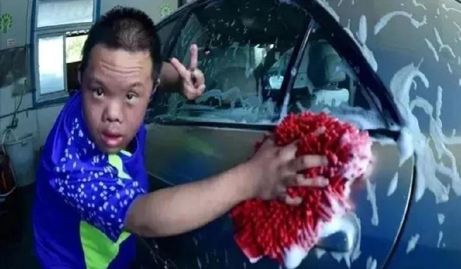 深圳一家洗车行老板雇佣了16名脑瘫儿洗车，3年总收入高达120多万，可是每个月却