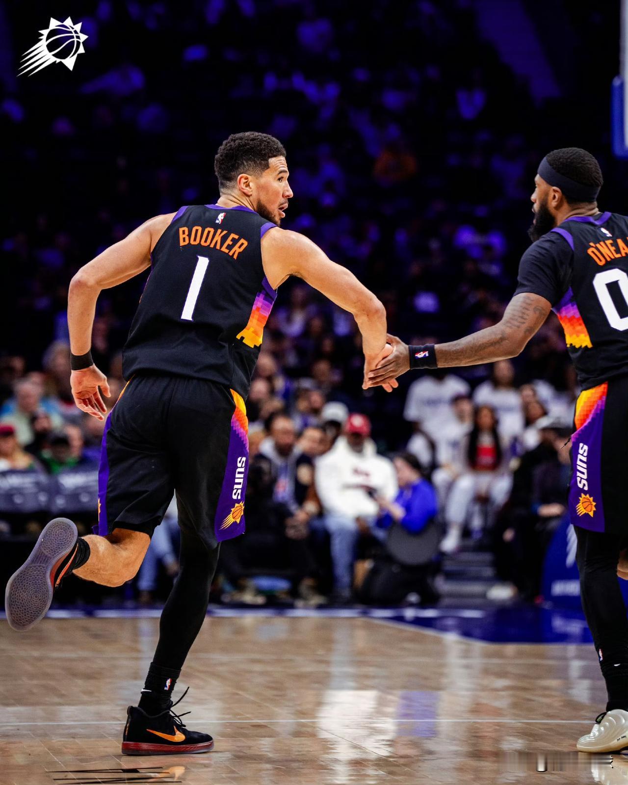 压力给到湖人队了！今天太阳队再度赢球了，以116-110力克76人队，豪取三