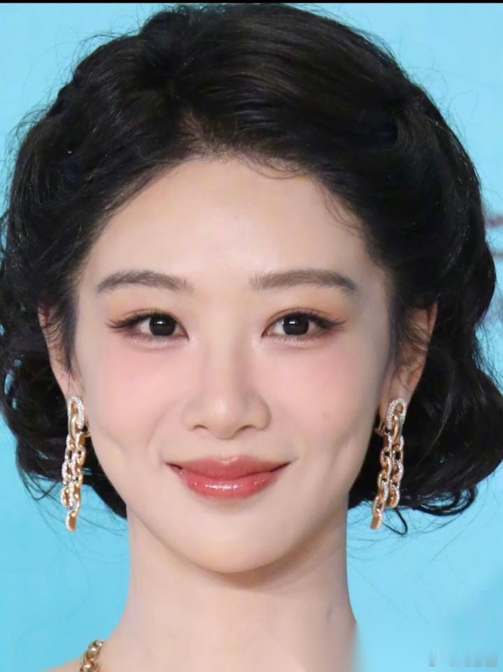 杨紫现在有多抢手？好剧本多到挑不过来，真是让人眼红！如今这影视寒冬，多少演员