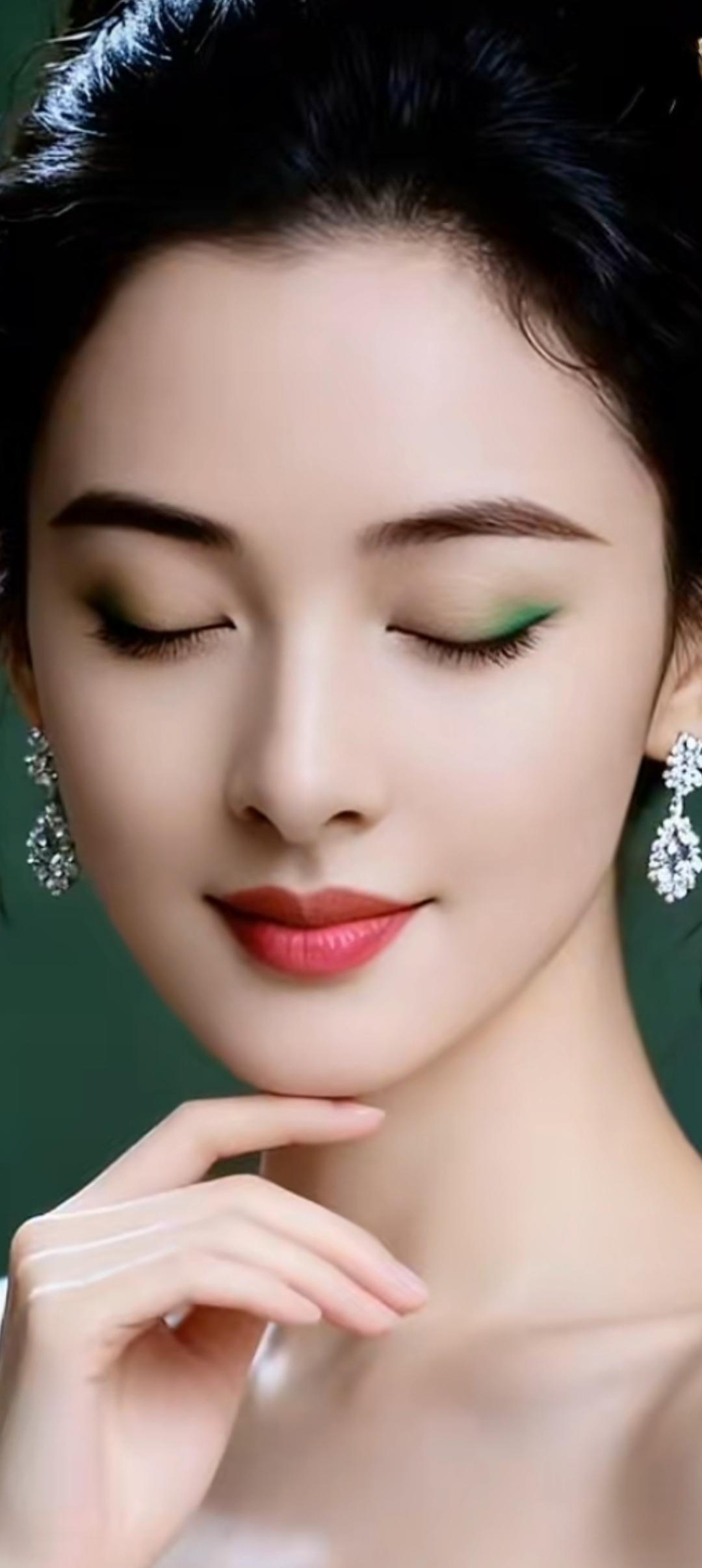 优雅闭眼，红唇轻启，绿眼影点缀，宛如画中仙子。