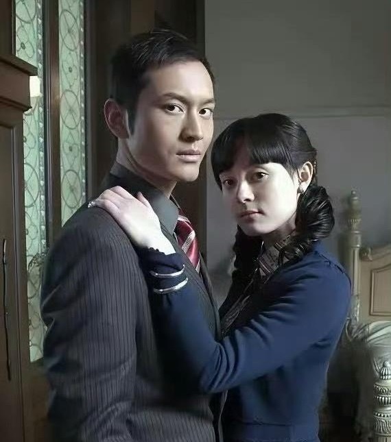 这是早期黄晓明和孙俪拍照时的照片，另一张我真的差点没认出晓明哥