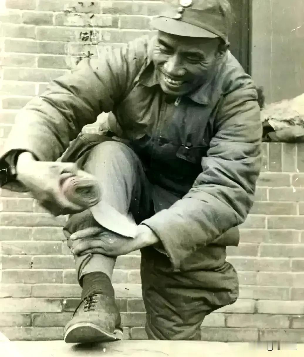 1938年，抗日战争进入第二年，朱老总经常亲临特务团驻地。朱老总对大家说：“中国