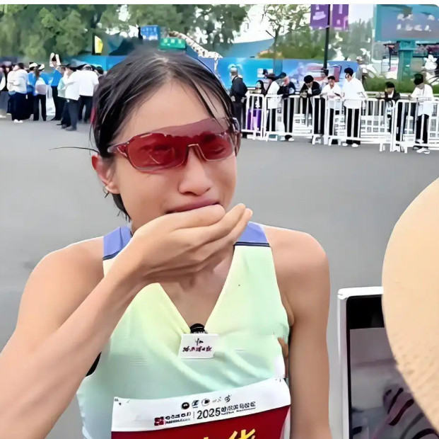 最快女护士被医院警告处分6个月“最快女护士”跑赢了马拉松，却“违规”跑过了职业