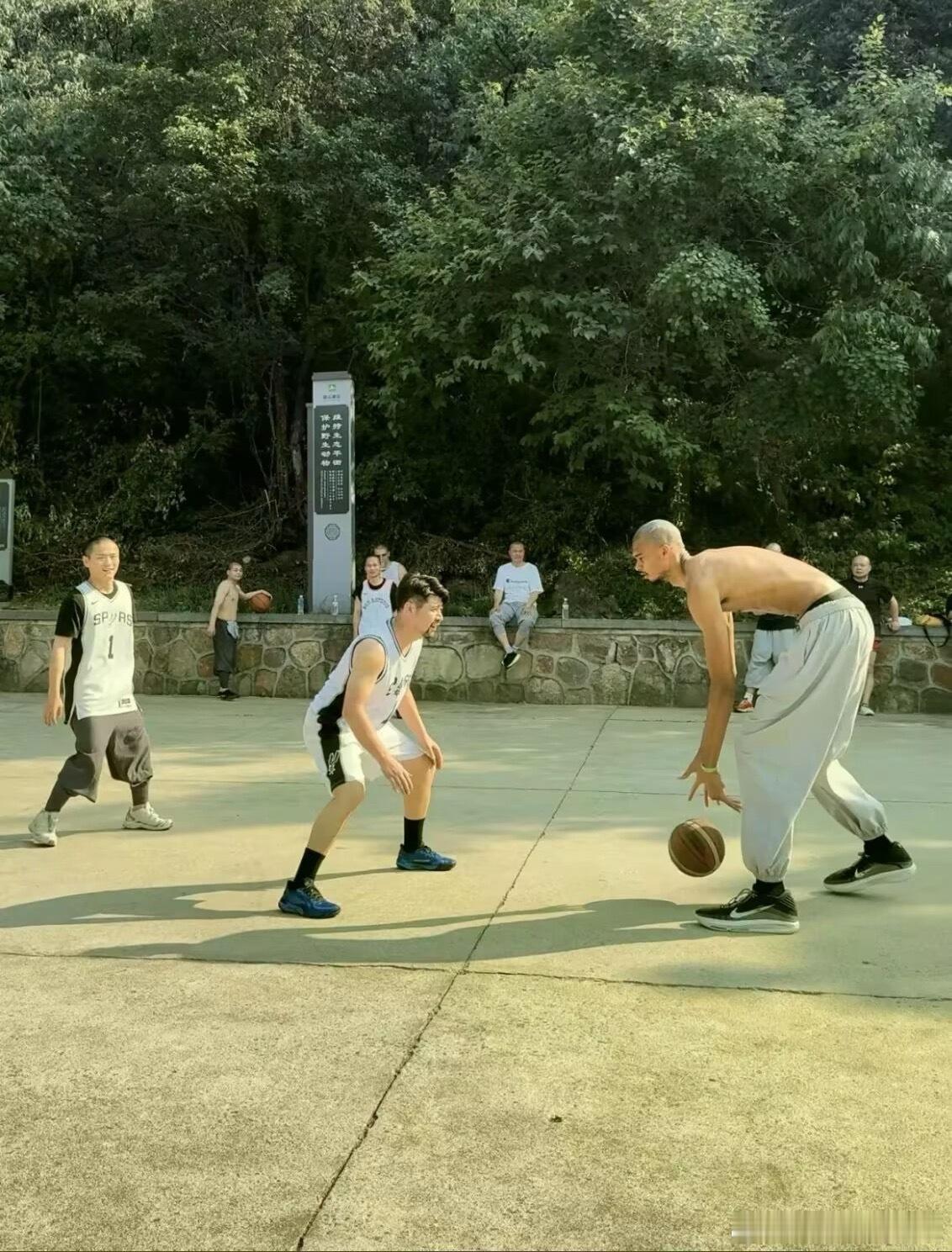 没有忘记主业[笑着哭]文班亚马“修行”期间与游客切磋球技​​​
