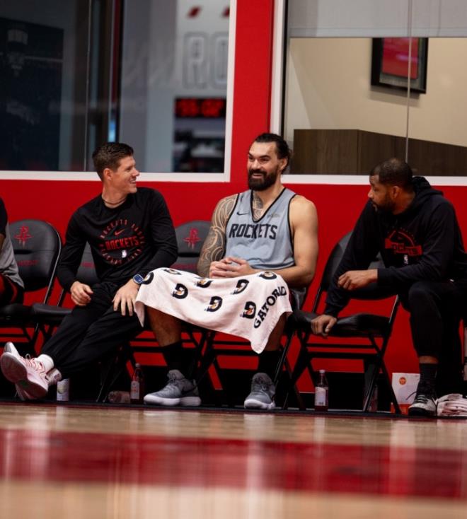 根据报道显示，如果火箭队愿意用亚当斯或者是芬尼-史密斯两位老将中的一位，再搭上火