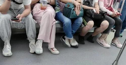 曾几何时，有重大活动、面试场合，70后、80后的我们都会穿着正式，严阵以待。可是