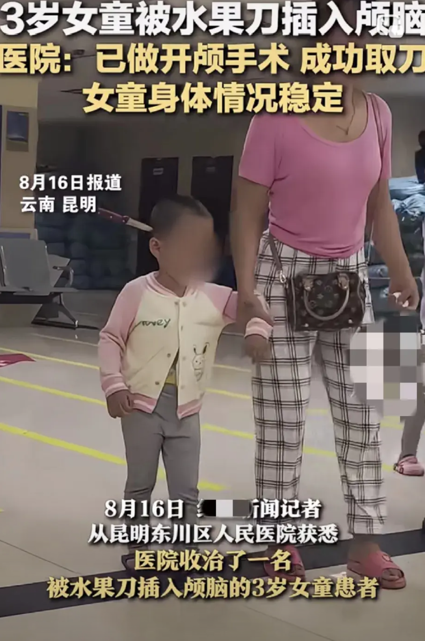 太惊险了！云南昆明一医院，深夜一位母亲牵着孩子走进医院就医，但让人惊讶的是，母亲