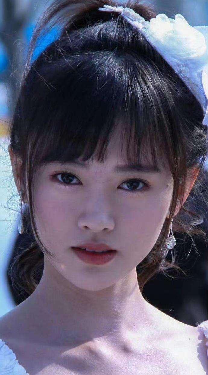 鞠婧祎根本没整容[捂脸哭]这是她以前的照片，和现在基本没差别啊，只是那时候年轻，脸