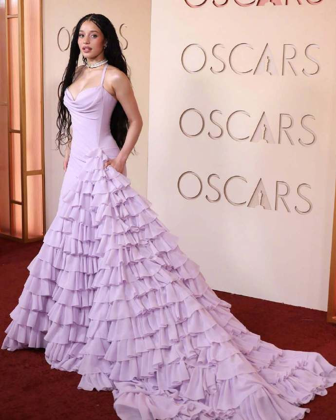 奥斯卡红毯上的赵婷、杰西·巴克利、ChaseInfiniti、艾玛·斯通、萝