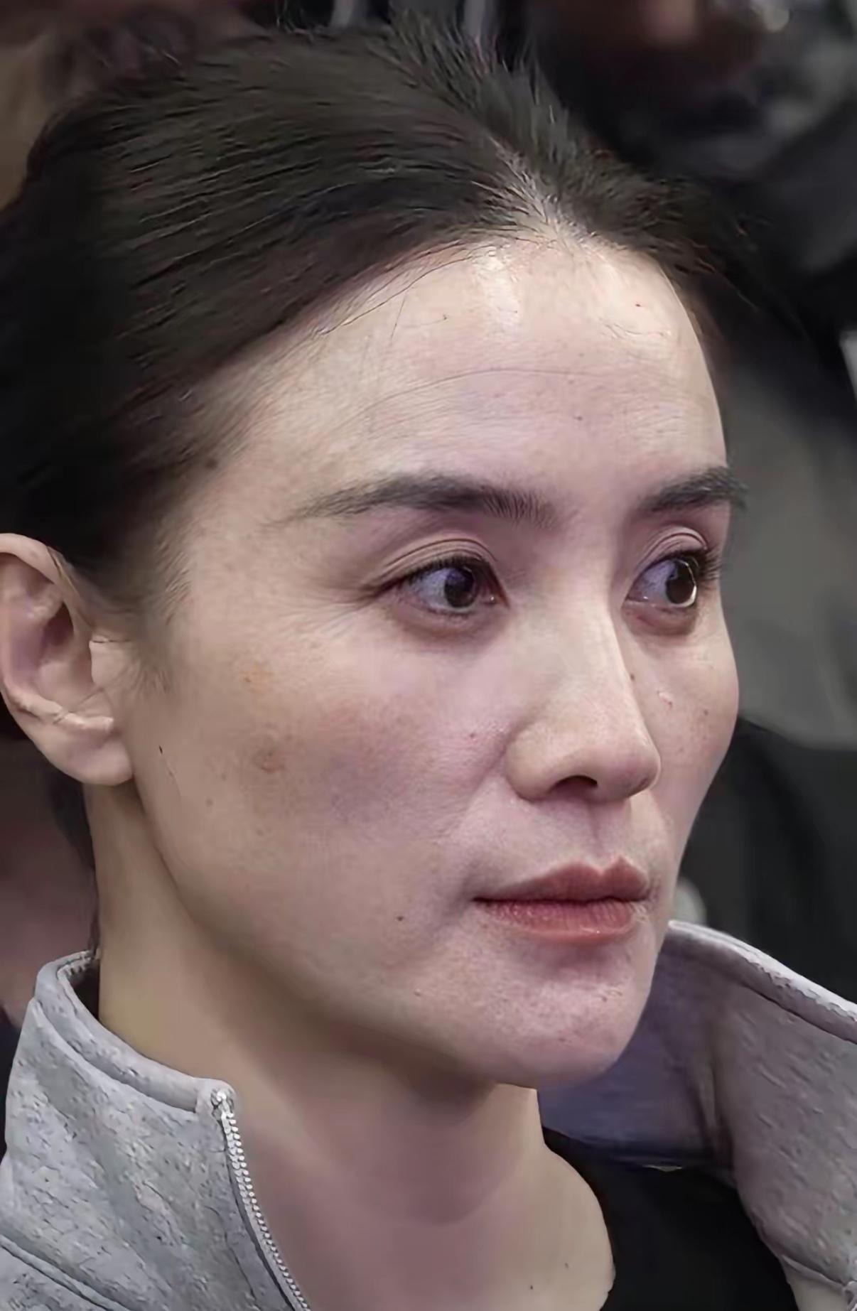 45岁女星宋佳擦去脂粉在荧幕前最真实的模样，真心劝女明星们不要再以瘦为美了！年纪