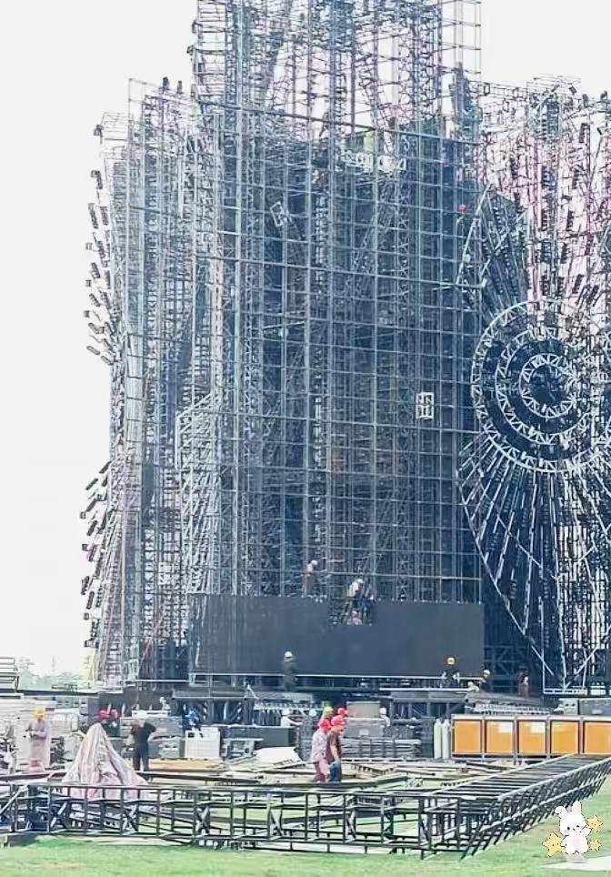 砸了几个亿，搭起70米高的钢铁巨兽，临开唱前一句“不可抗力”，直接进场拆除。​