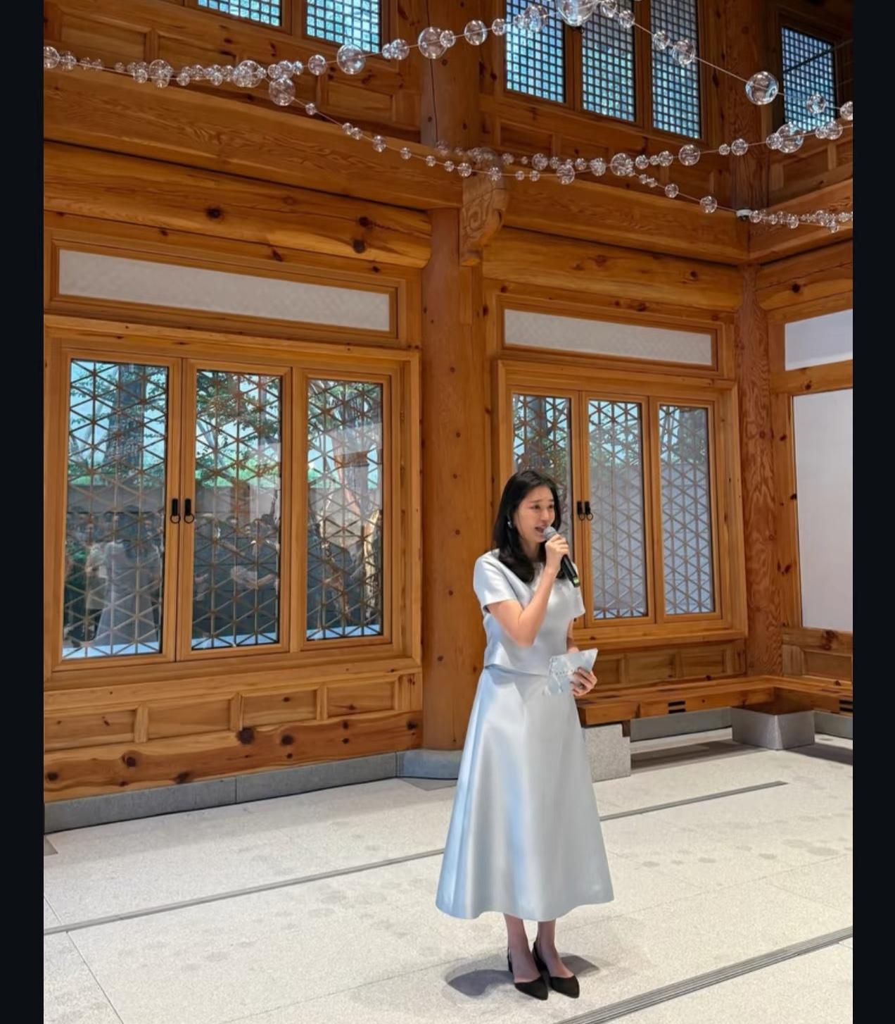 金熙英的内心真实强大得让人不得不佩服。近日，这位汉南洞夫人回国了，虽然崔泰源和