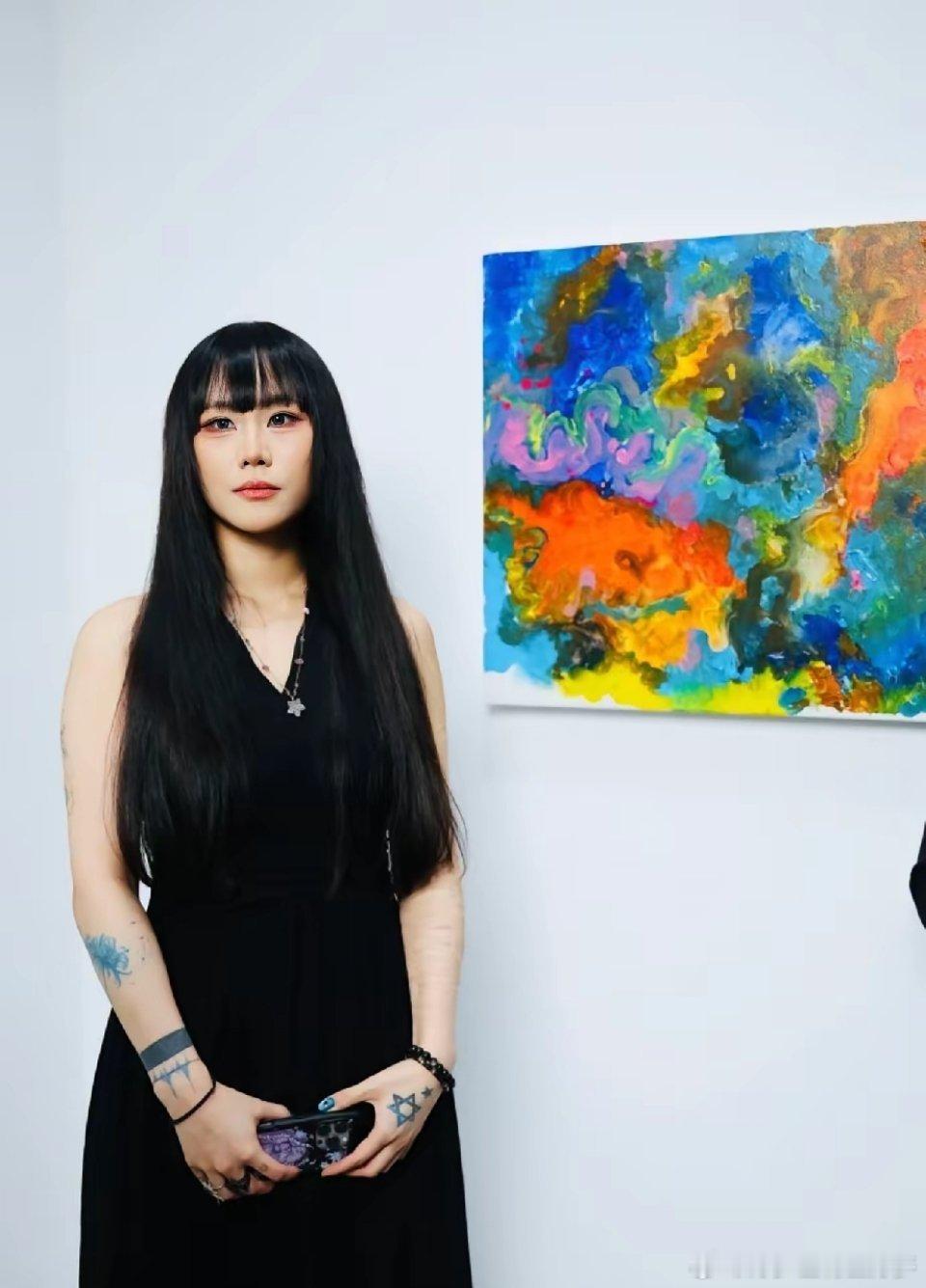 窦唯小女儿窦佳嫄的画展在北京798顺利开幕，母亲高原晒照，配文:圆满[比心]感恩