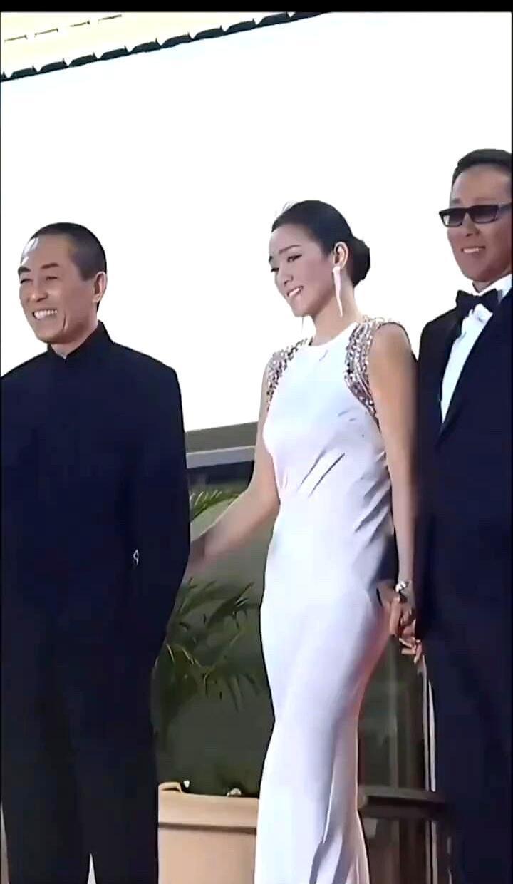 看到前男友和现任妻子就在十米外，巩俐的手一把抓紧了陈道明的胳膊。指节都捏白了。