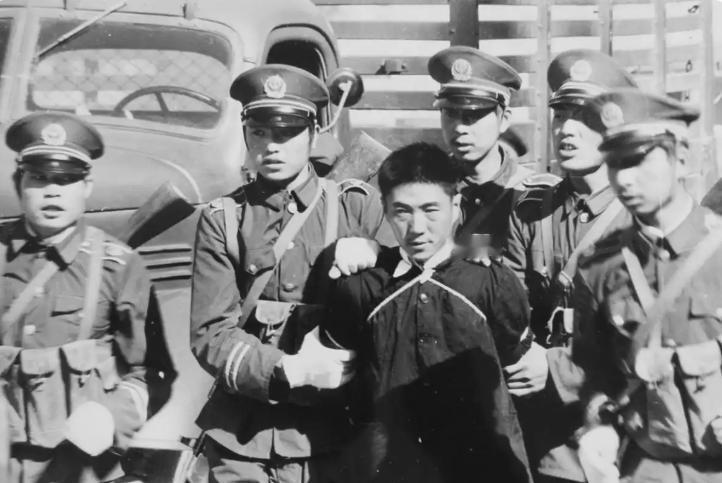 1979年2月27日，省委家属大院里，年仅17岁的少年王强只是和邻
