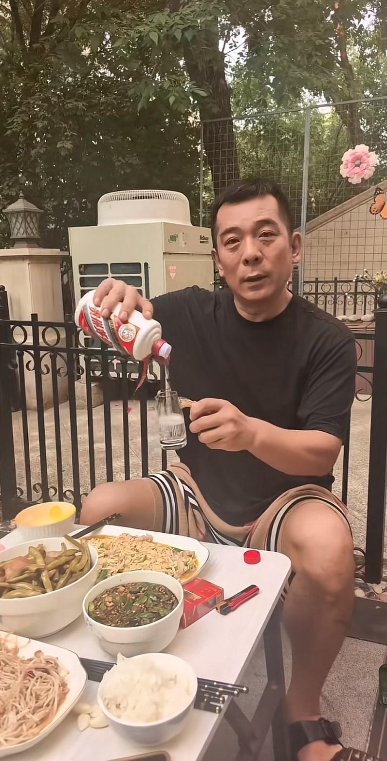 北京石东明，加代曾经的司机兼保镖，坐在自家院子里，抽着45块一盒的硬中华，喝着5