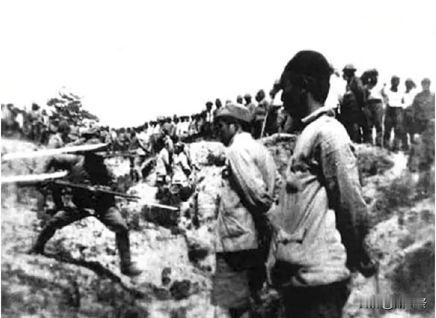 图为日军士兵屠杀投降后的中国军人！1937年，南京，随着守城将士的节节败退，南