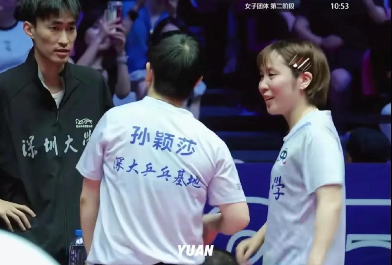 平野美宇和孙颖莎搭档女双，就一个字“盯”。训练的时候平野美宇乐的是蹦蹦跳跳。比