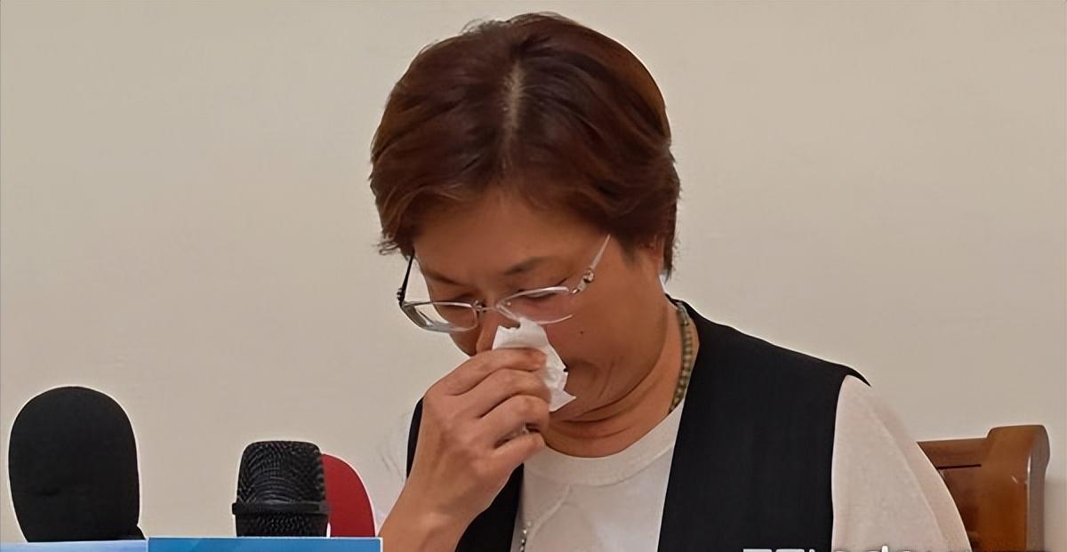 被质疑“抱民进党大腿”！王惠美哭了：我比别人更爱国民党彰化县长王惠美刚自欧洲返