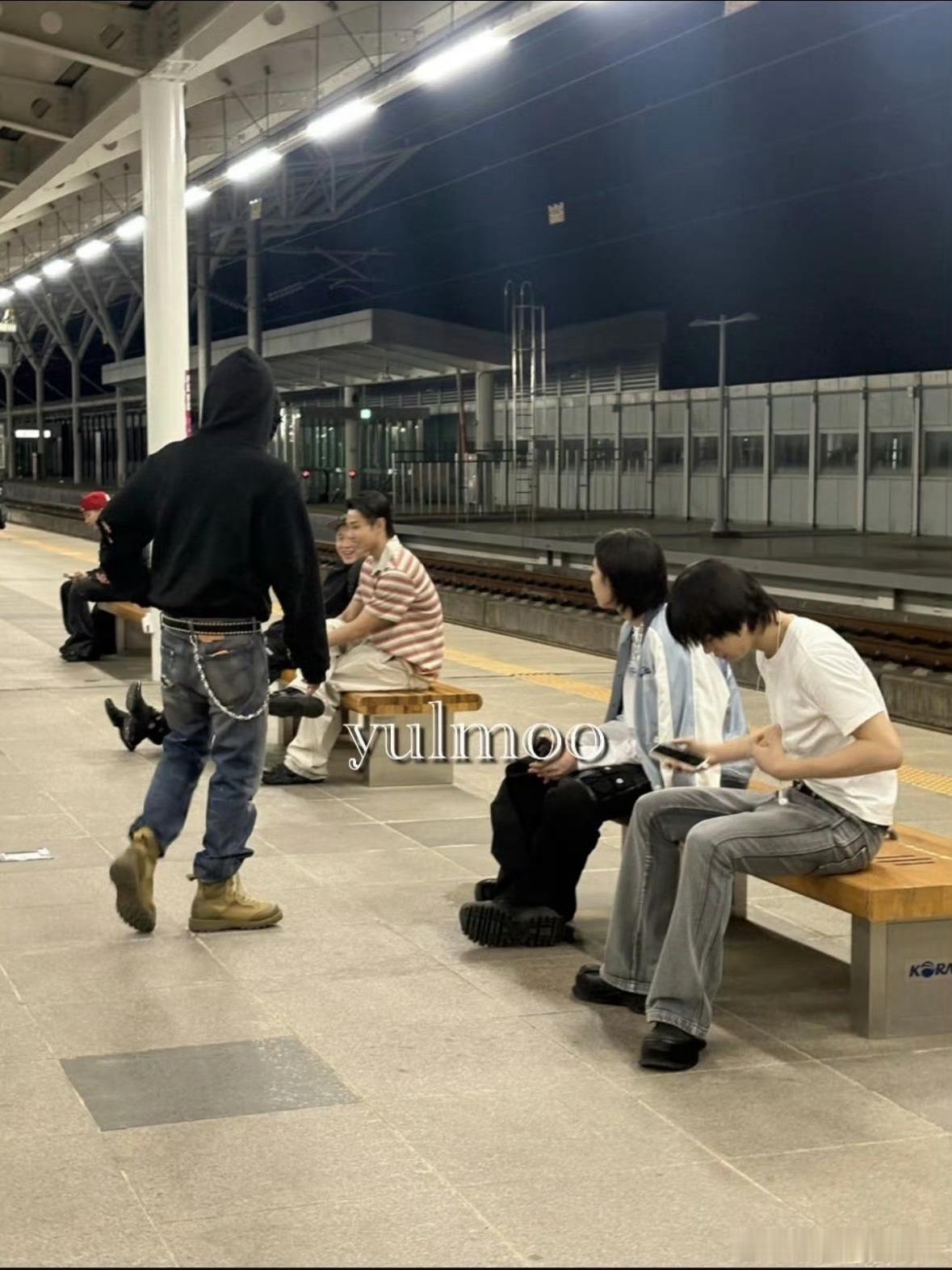 我的法。。。LNGSHOT被网友偶遇自己乘火车、煮泡面中途下车透气的时候还被路