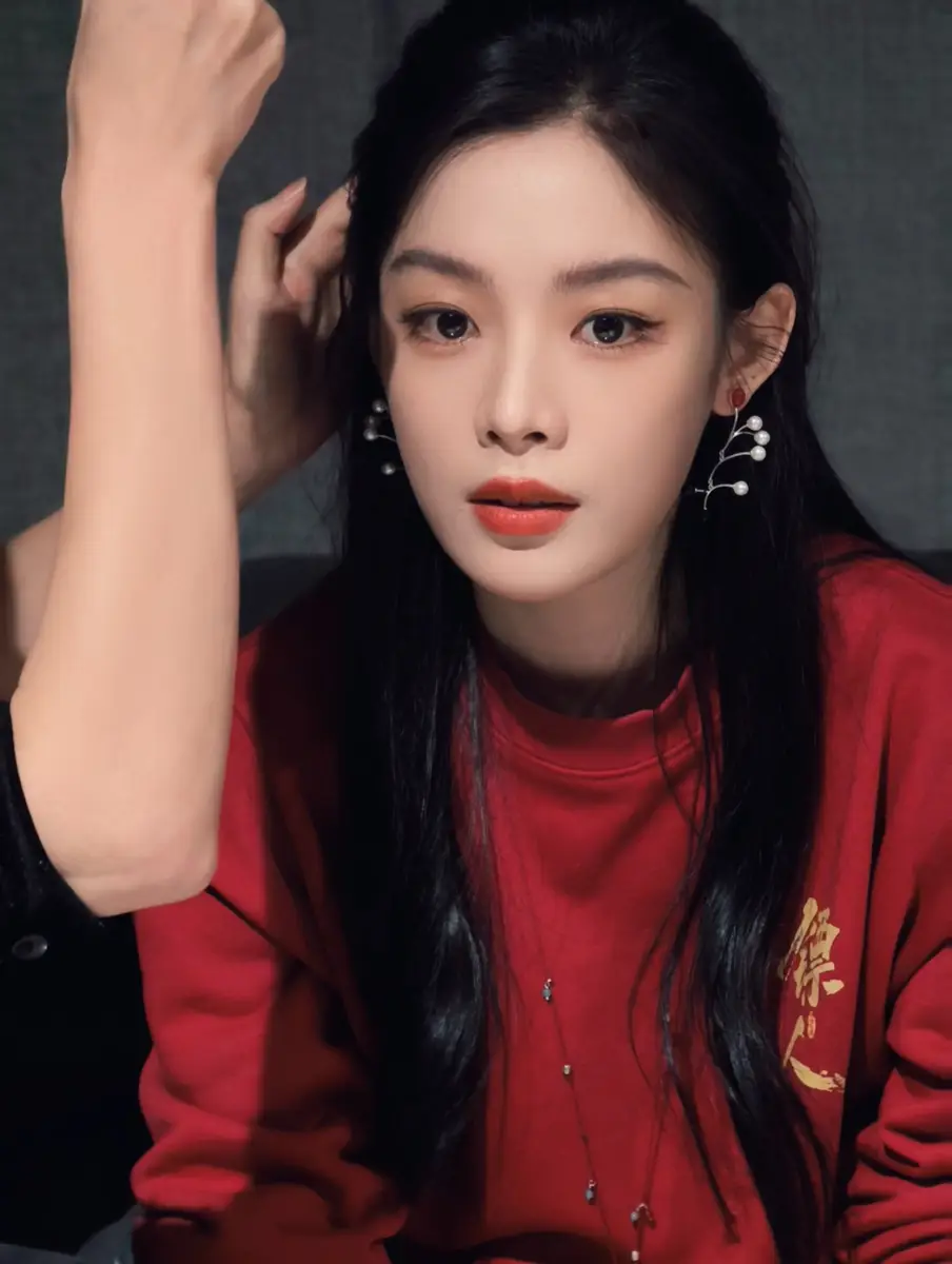 陈丽君大年初五更新美照！眼神灵动五官精致好养眼