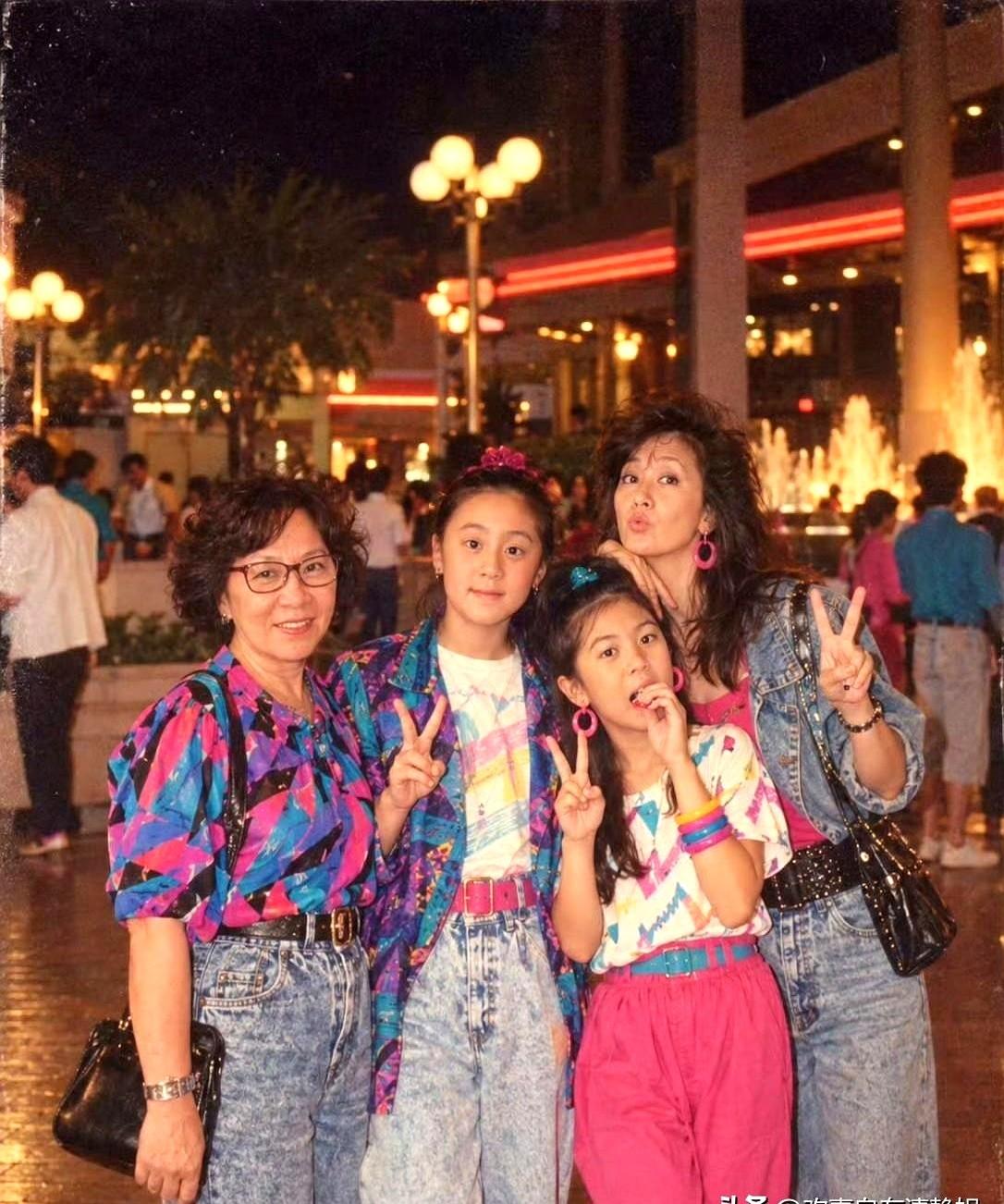 梧桐妹一出场就是大姑娘做派，咘咘和波妞也快蹿到妈妈肩膀了。贾静雯往三个闺女中