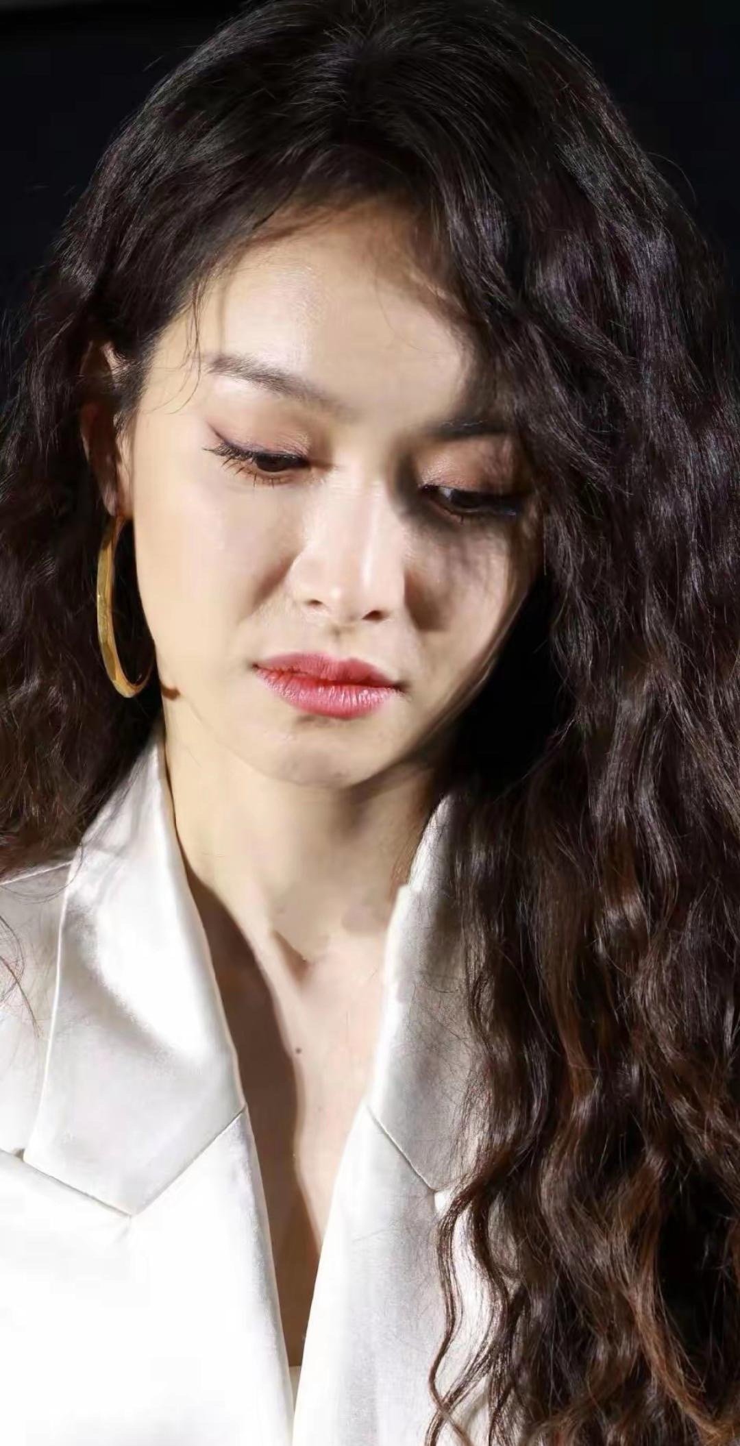 宋茜怼脸生图也太能打了！怼脸镜头下五官精致立体，皮肤状态细腻抗打，自带氛围感，怼