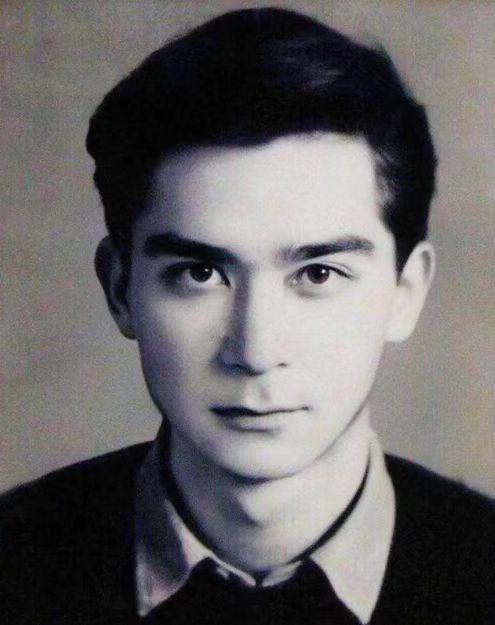 1955年,一名混血儿高考几乎全科满分,却被清华北大拒之门外,成为石油专