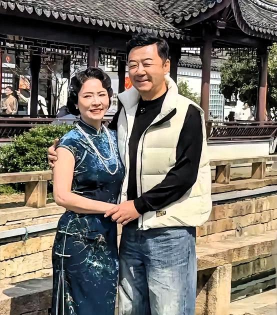 牛莉临开机1个月撂挑子，几百人剧组直接停摆，梅婷3天空降救场！谁能想到，梅婷