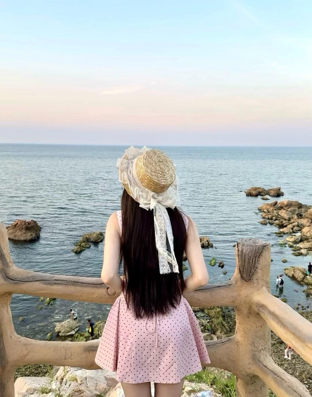 海边漫步，轻纱飘逸，感受海风拂面，享受宁静时光。