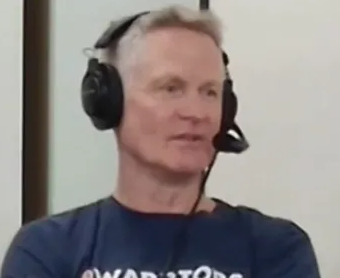 勇士主帅史蒂夫-科尔今天接受了湾区媒体的采访。主持人说道：“祝贺你们锁定了附加