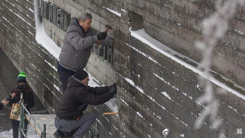 在乌克兰基辅的卫国战争国家博物馆，一块用俄语写成的铭文“他们的名字永垂不朽，他们