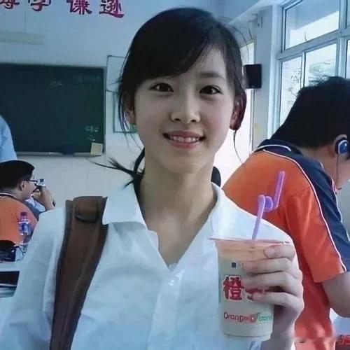 很多人觉得能娶到“奶茶妹”是东哥运气可是事实告诉你放眼当时全国没结婚的一