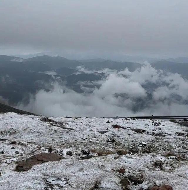 五台山9月飘雪，上演现实版“一秒入冬”家人们，五台山放大招了！9月17日清