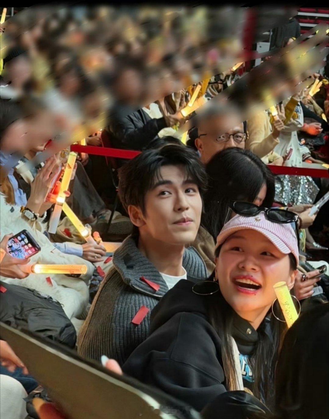 有网友偶遇到了金靖跟张凌赫一起去看演唱会，随手一拍，张凌赫这个颜值还是蛮耐打的呀