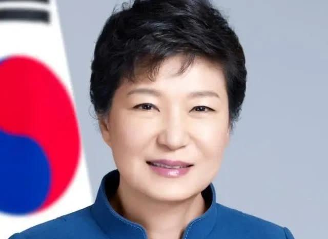 文在寅他女儿之前才被查，文在寅安全落地说得太早了。李明博本身就是财阀财阀