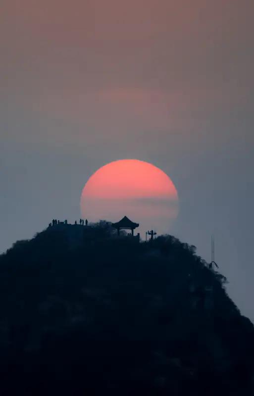 千山迎落日,谁能接住这下半句?“千山迎落日”，这画面感绝了，群山在夕阳下像是在